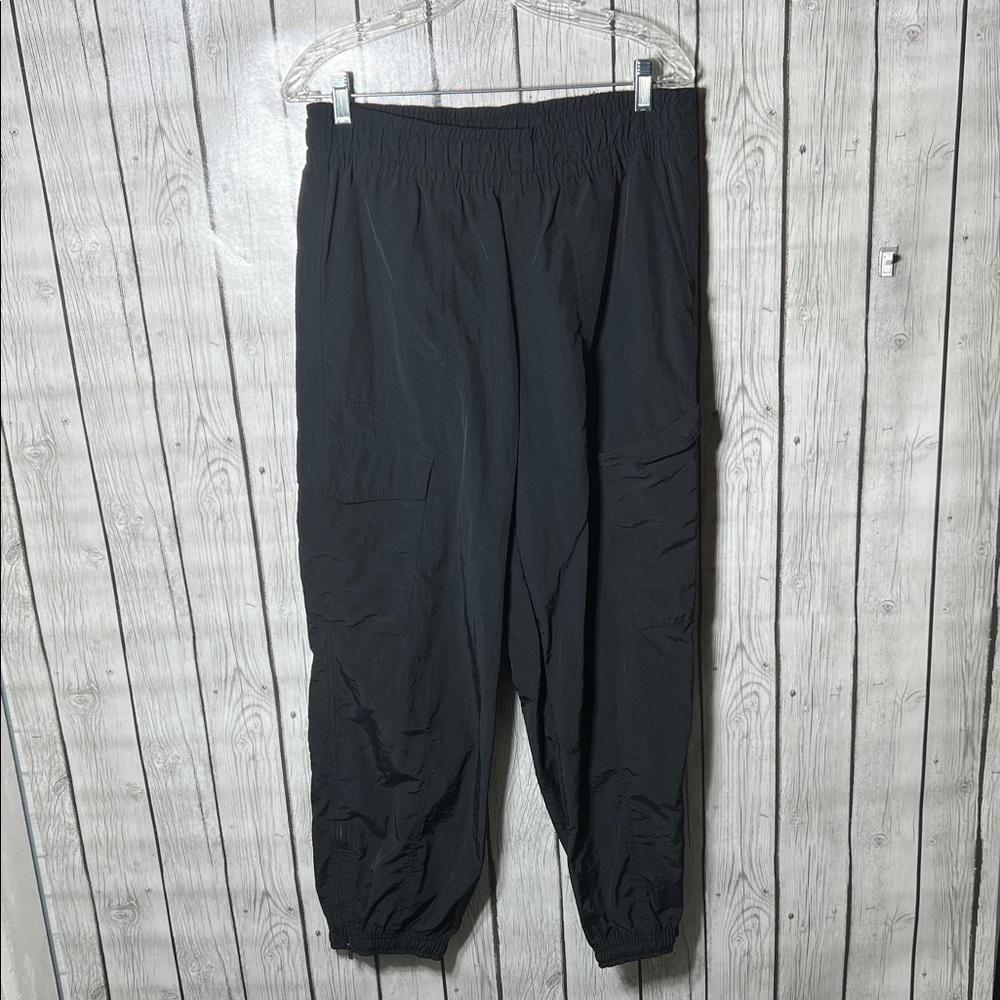 Old Navy Black Nylon Quick Dry HighRise Ankle-Zip Elastic Cargo pants size M